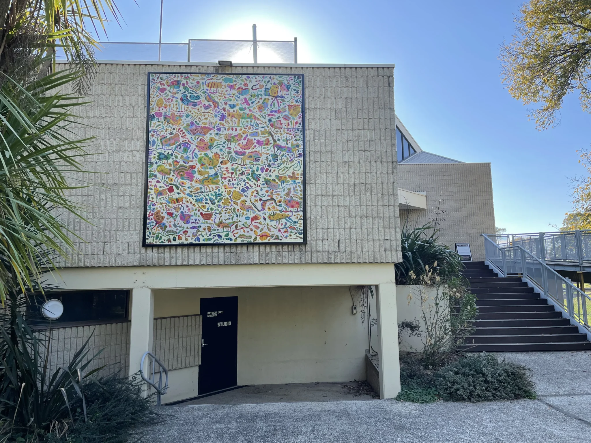 This mural celebrates the beauty of Northeast Victoria. Inspired by the Strathbogie Ranges, Leunig's work mixes playful characters with bright colours, showing his strong connection to the land. This artwork was part of the 2025 Benalla Street Art Festival.